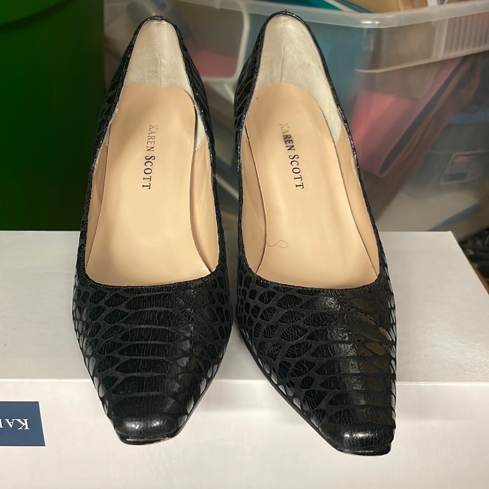 Black pumps